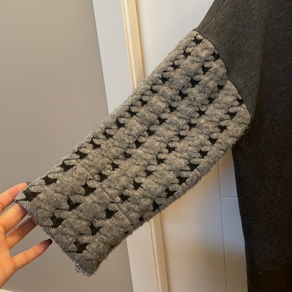 Unique designed sleeves sweater - Picture 3 of 3